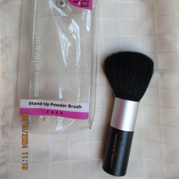 POWDER BRUSH KABUKI  FACE "ESSENCE OF BEAUTY" NEW IN PACKAGING Stand Up Style - Picture 2 of 2